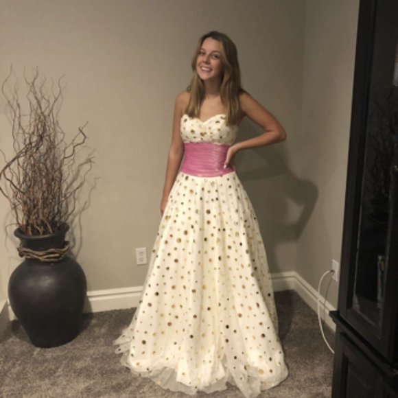 UNCONVENTIONAL WEDDING OR QUINCEANERA DRESS - Picture 6 of 7